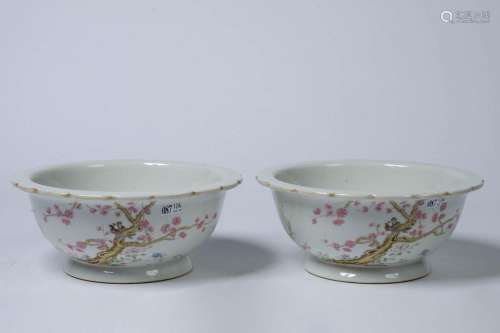 Pair of Chinese polychrome porcelain planters deco…