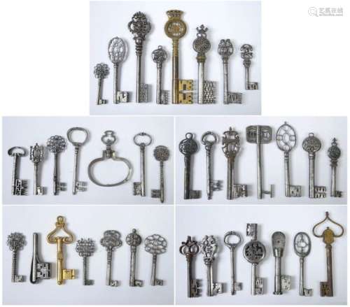 Collection of +/ 36 keys in wrought iron, brass, g…