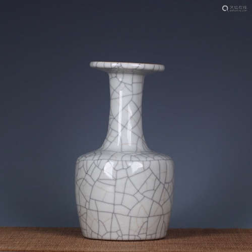 CHINESE CRACKLE GLAZED PORCELAIN VASE