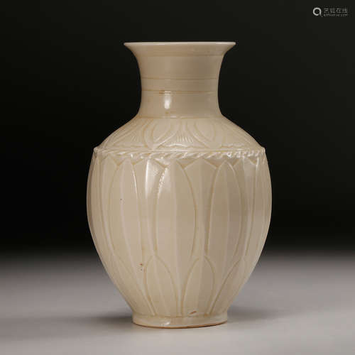 CHINESE DING YAO PORCELAIN VASE