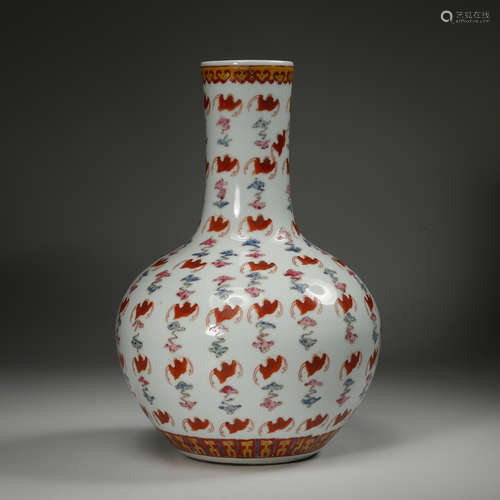 CHINESE FAMILLE ROSE HUNDRED BATS PORCELAIN VASE