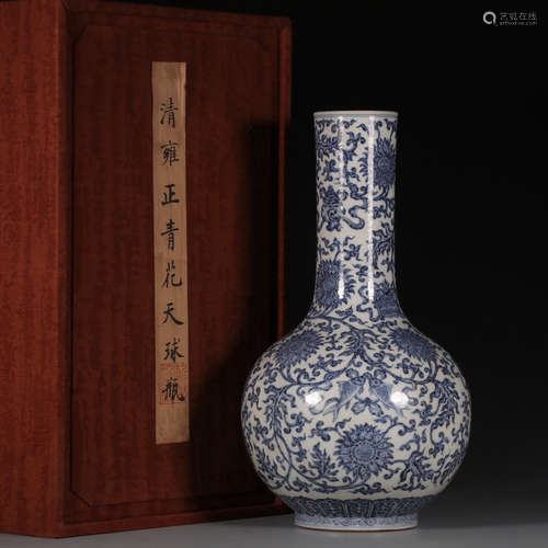 CHINESE BLUE WHITE FOLIAGE PORCELAIN VASE