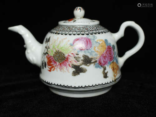 CHINESE FAMILLE ROSE PORCELAIN TEA POT