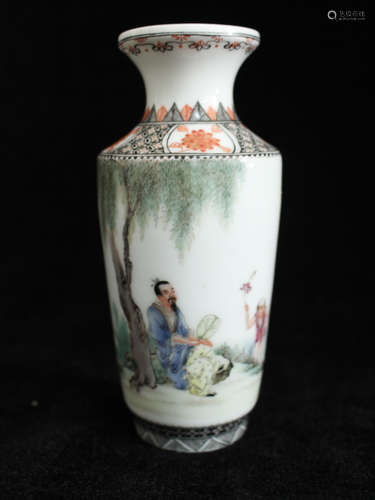 CHINESE FAMILLE ROSE PORCELAIN VASE