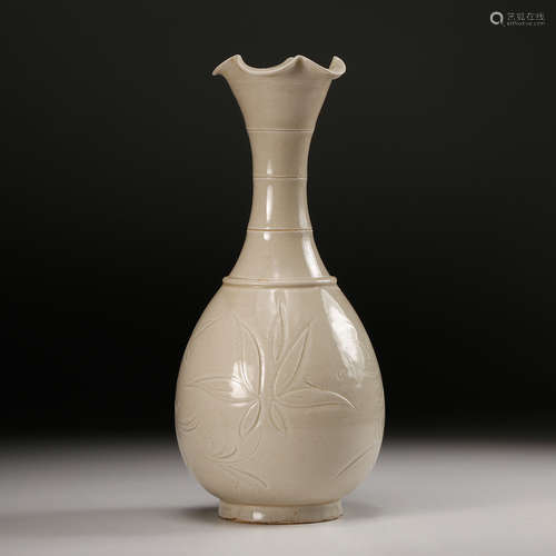 CHINESE DING YAO PORCELAIN VASE