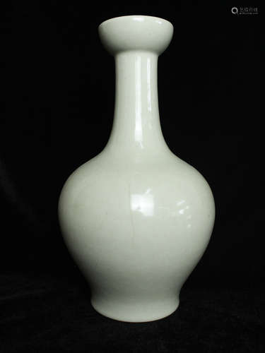 CHINESE CELADON GLAZED PORCELAIN VASE, MARKED