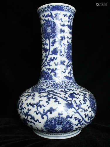 CHINESE BLUE WHITE PORCELAIN VASE