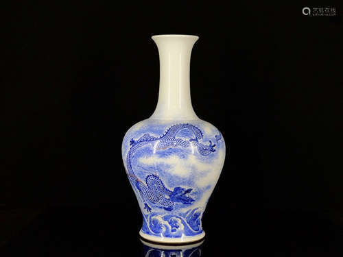 CHINESE BLUE WHITE DRAGON PORCELAIN VASE