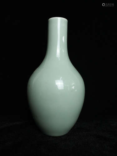 CHINESE PALE CELADON GLAZED PORCELAIN VASE