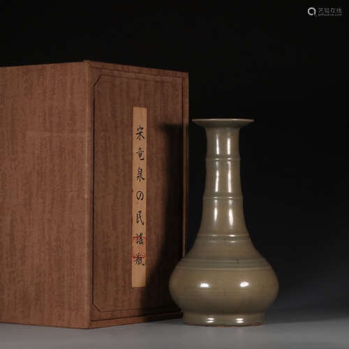 CHINESE CELADON GLAZED PORCELAIN VASE