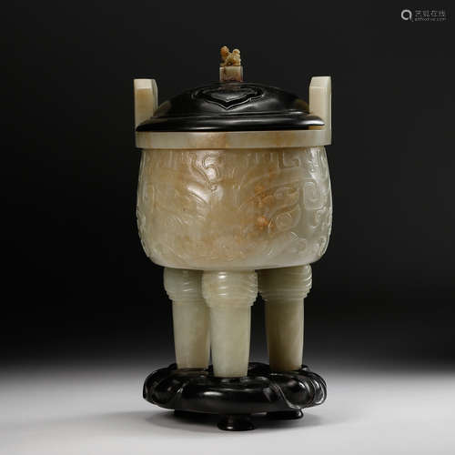 CHINESE CELADON JADE TRIPOD CENSER WITH COVER