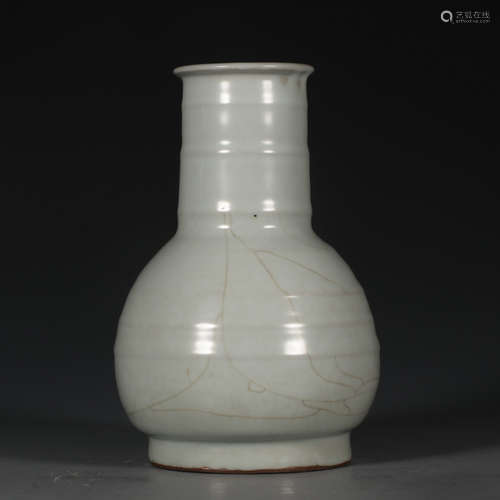 CHINESE CELADON GUAN TYPE PORCELAIN VASE