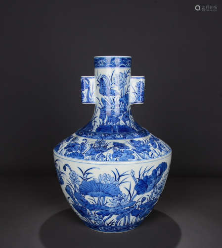 A Chinese Blue and White Floral Porcelain Zun