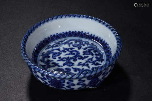 A Chinese Blue and White Floral Porcelain Washer