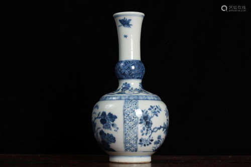 A Chinese Blue and White Floral Porcelain Flask