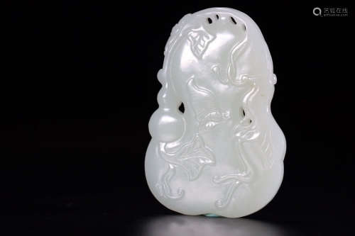 A Chinese Hetian Jade Carved Gourd-shaped Pendant