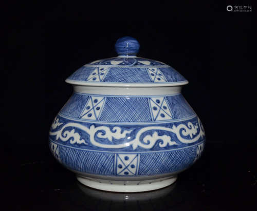 A Chinese Blue and White Floral Porcelain Jar with Cover