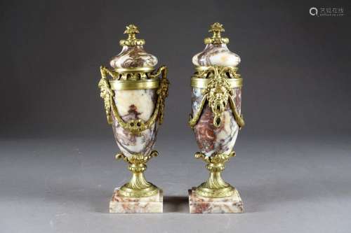 Paire de Cassolettes de style Louis XVI, de Forme …