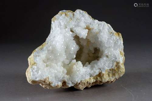 Géode de quartz blanc.