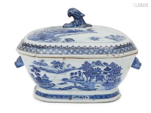 A Chinese porcelain tureen and cover, late 18th-early 19th century, painted in underglaze blue