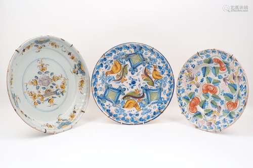 A late18th/early19th century Delft ware plate, the circular bowl decorated in birds and leaf form