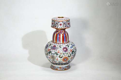 Qing dynasty Qianlong period famille rose  porcelain bottle