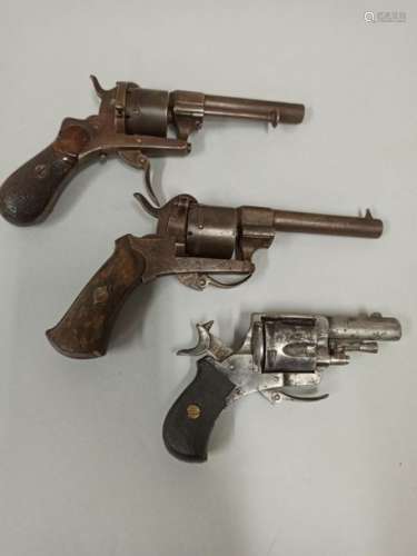 Set of 2 pinfire pistols and 1 revolver in calibre…