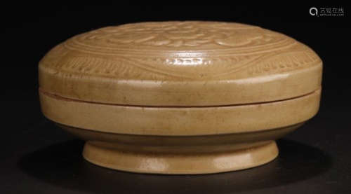 A YUE YAO YELLOW GLAZE BOX CARVED WITH FLOWER