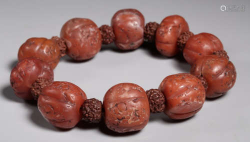 AN AGATE STRING BRACELET WITH 10 BEADS