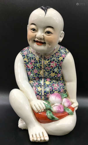 A FAMILLE ROSE GLAZE FIGURE STATUE