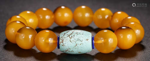 AN OLD AMBER STRING BRACELET WITH 13 BEADS