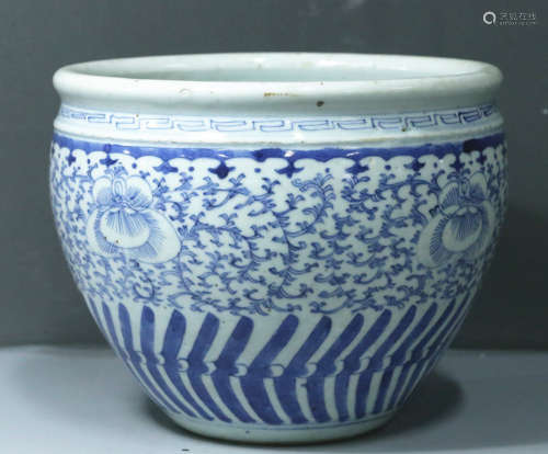 A BLUE&WHITE GLAZE CONTAINER WITH FLOWER PATTERN