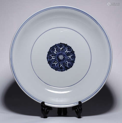 A BLUE&WHITE GLAZE PLATE WITH FLOWER PATTERN