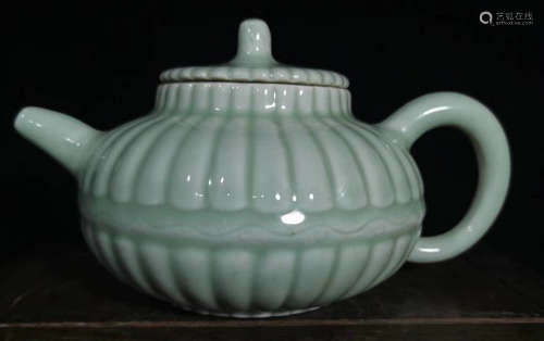 A GREEN GLAZE TEA POT