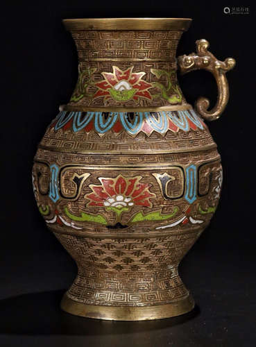 A CLOISONNE VASE WITH FLOWER PATTERN