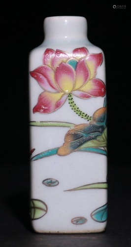 A FAMILLE ROSE GLAZE SNUFF BOTTLE WITH FLOWER PATTERN