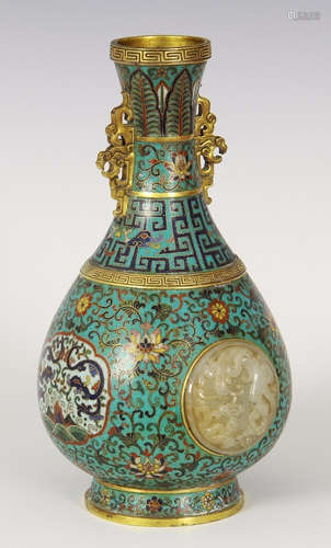 A CLOISONNE VASE WITH FLOWER PATTERN