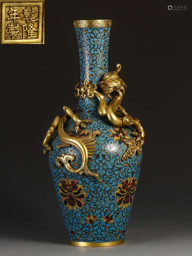 A CLOISONNE VASE WITH FLOWER PATTERN