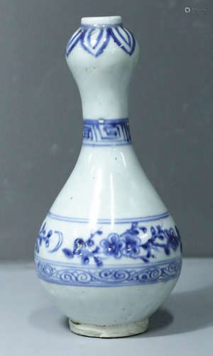 A BLUE&WHITE GLAZE VASE WITH FLOWER PATTERN