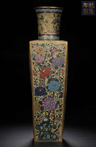 A CLOISONNE VASE WITH FLOWER PATTERN