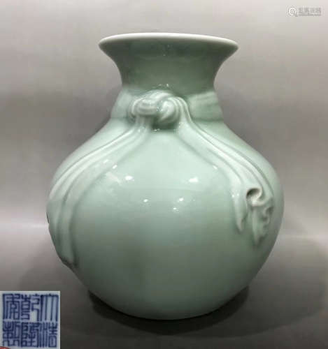A GREEN GLAZE VASE PAINTED WITH BOW