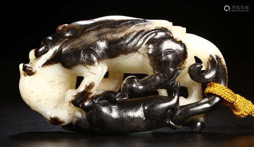 A HETIAN JADE PENDANT SHAPED WITH BEAST