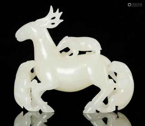 A HETIAN JADE DEER PENDANT