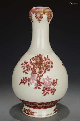 A ALUM RED GLAZE VASE PAINTED WITH FLOWER