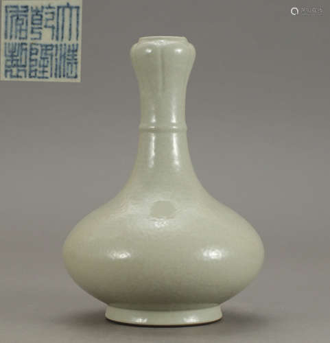 A WHITE GLAZE VASE WITH MARK