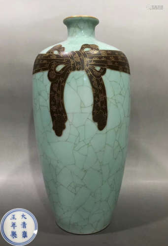 A GREEN GLAZE VASE PAINTED WITH BOW
