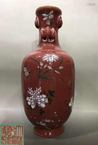 A FAMILLE ROSE GLAZE VASE PAINTED WITH FLOWER