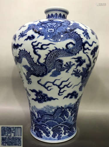 A BLUE&WHITE GLAZE VASE PAINTED WITH DRAGON PATTERN