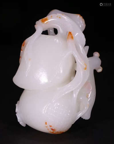 A HETIAN WHITE JADE PENDANT CARVED WITH PEACH