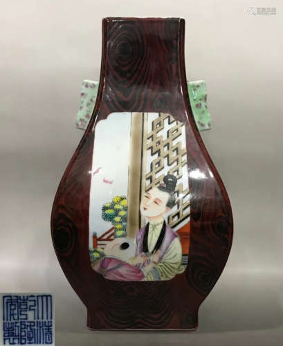 A FAMILLE ROSE GLAZE VASE PAINTED WITH STORY PATTERN